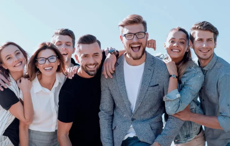 Eine Gruppe von Menschen posiert für ein Foto.