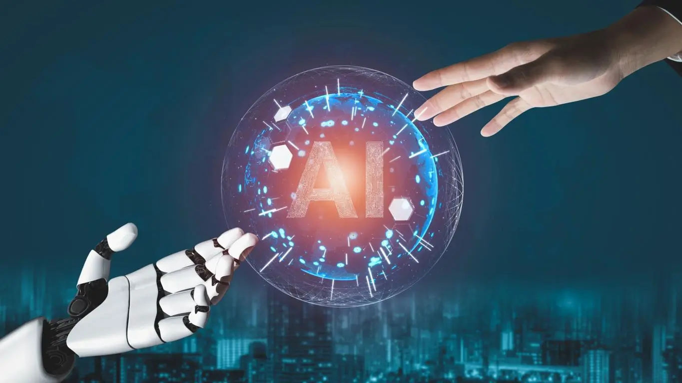 Eine Hand streckt sich vor einem Stadthintergrund einem Roboter entgegen.