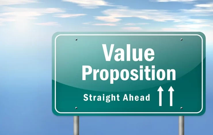 Ein grünes Verkehrsschild mit der Aufschrift „Value Proposition“ geradeaus.