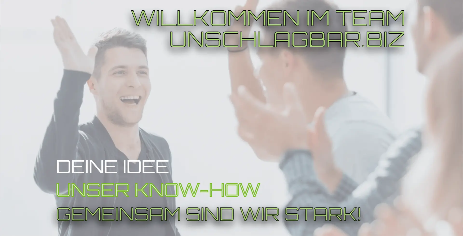 Eine Gruppe von Menschen mit ihren Händen in der Luft.