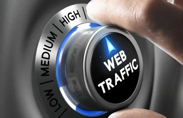 Eine Person drückt einen Knopf mit der Aufschrift „Webverkehr“.