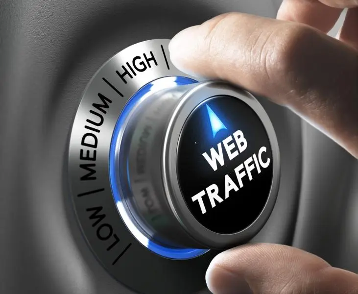 Eine Person drückt einen Knopf mit der Aufschrift „Webverkehr“.