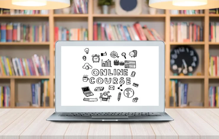 Ein Laptop auf einem Schreibtisch mit einer Grafik über Online-Kurse mit Kritzelsymbolen zum Thema Lernen und Technologie.