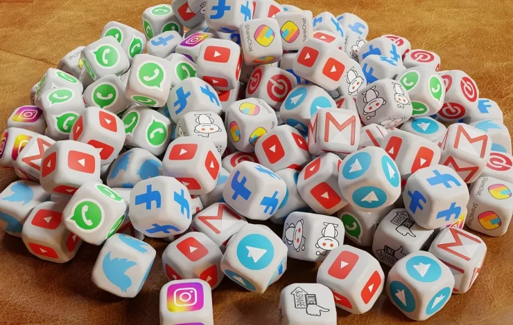 Eine Sammlung verschiedener Social-Media- und Tech-Firmenlogo-Würfel auf einer Oberfläche.