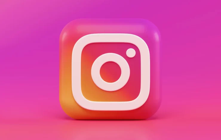 3D gerendertes Instagram-Logo auf rosa Hintergrund.