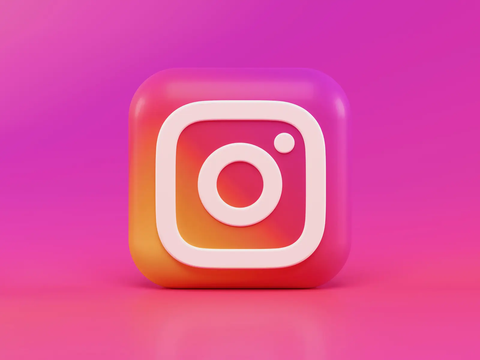 3D gerendertes Instagram-Logo auf rosa Hintergrund.