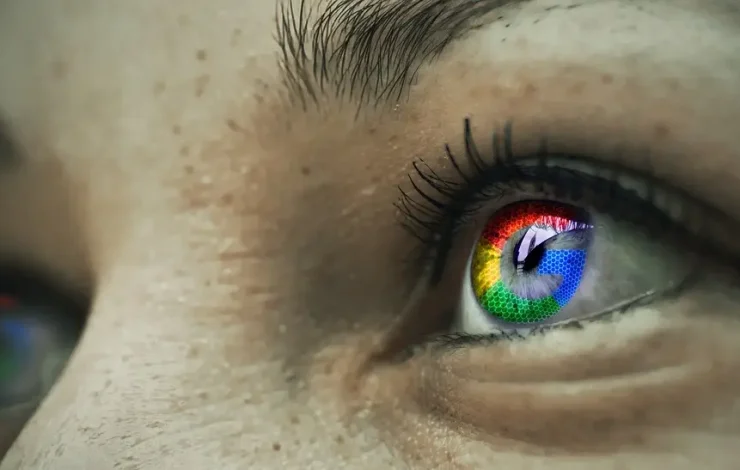 Nahaufnahme des Auges einer Person mit dem in der Pupille reflektierten Google-Logo. Das Auge ist weit geöffnet und die Wimpern und die Haut sind deutlich sichtbar.