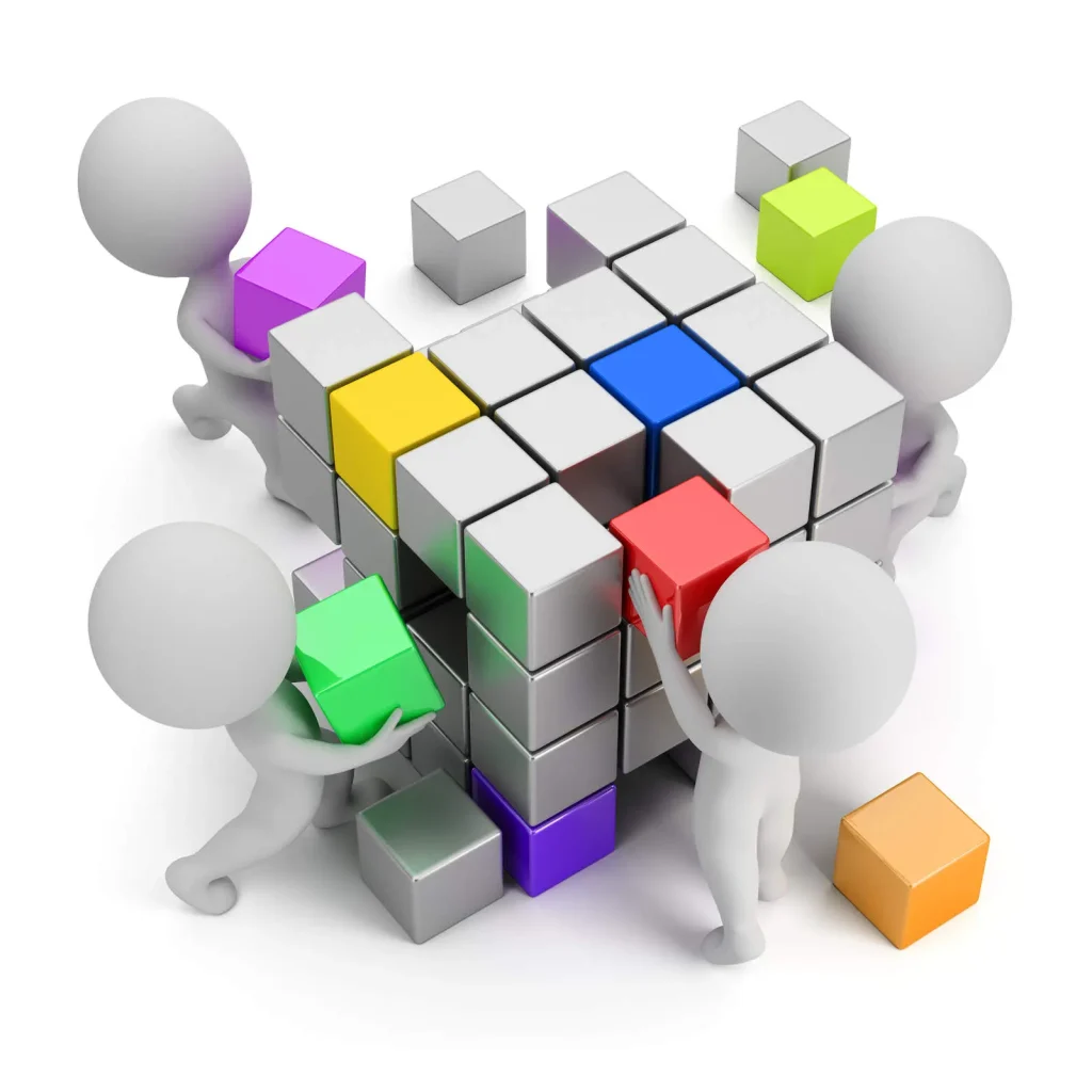 Vier menschenähnliche Figuren setzen einen großen 3D-Würfel aus kleineren bunten Würfeln zusammen und fügen die Teile auf einem weißen Hintergrund an ihre richtige Stelle ein.