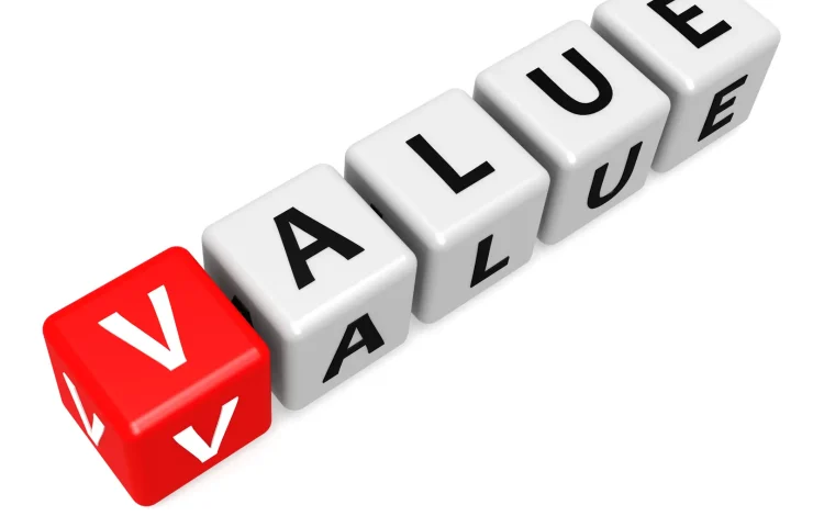 Rote und weiße Blöcke ergeben „VALUE“, wobei der „V“-Block rot und geneigt ist.