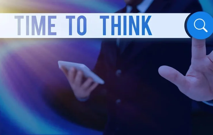 Person, die ein Tablet hält und auf eine Suchleiste mit dem Text „Zeit zum Nachdenken“ zeigt.