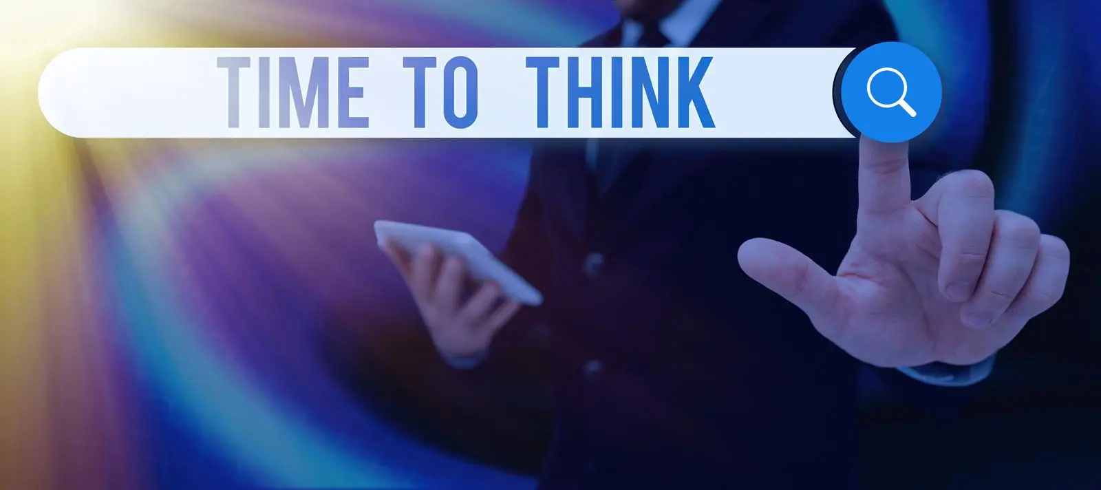 Person, die ein Tablet hält und auf eine Suchleiste mit dem Text „Zeit zum Nachdenken“ zeigt.
