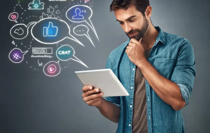 Ein Mann im Jeanshemd blickt nachdenklich auf ein Tablet, umgeben von Icons und Symbolen sozialer Medien, die die Welt des Instagram-Marketings verkörpern.