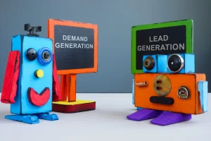 Zwei bunte Roboterfiguren stehen neben Schildern. Auf einem Schild steht „Demand Generation“, auf dem anderen „Lead Generation“.