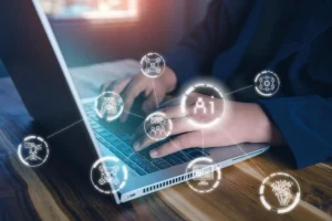 Eine Person, die an einem Laptop mit angezeigten KI-Symbolen arbeitet.