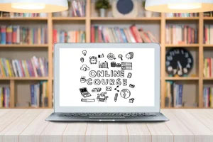 Ein Laptop auf einem Schreibtisch mit einer Grafik über Online-Kurse mit Kritzelsymbolen zum Thema Lernen und Technologie.