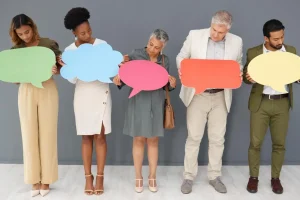 Beschreibung: Eine Gruppe von Menschen mit Sprechblasen.