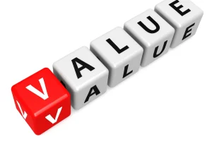 Rote und weiße Blöcke ergeben „VALUE“, wobei der „V“-Block rot und geneigt ist.