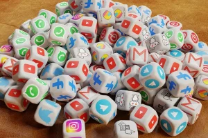 Eine Sammlung verschiedener Social-Media- und Tech-Firmenlogo-Würfel auf einer Oberfläche.